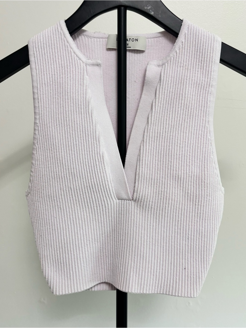 Babaton Sleeveless Ribbed V-Neck Tank Top — Light Pink Size XS